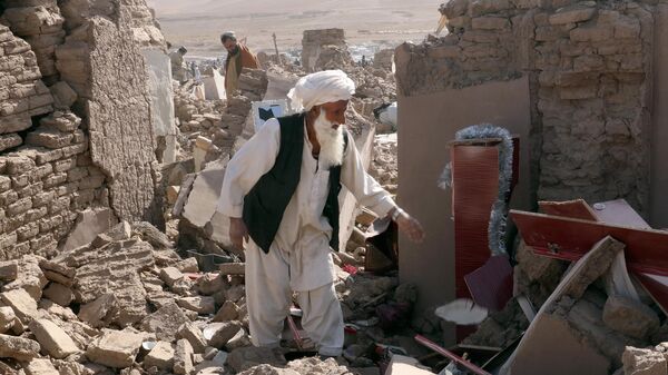 Люди разбирают руины после землетрясения в провинции Герат на западе Афганистана - اسپوتنیک ایران  