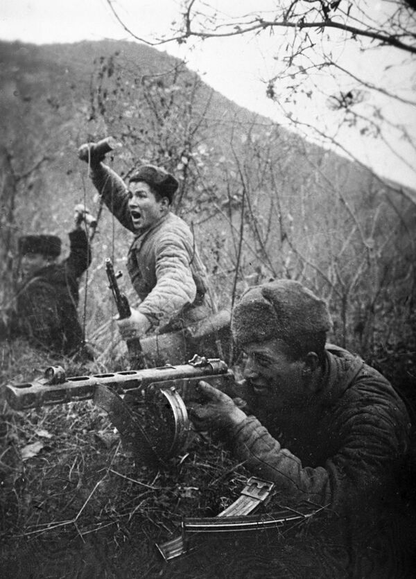 تفنگداران دریایی ناوگان دریای سیاه در نبردهای نزدیک تواپسه در سال های 1945-1941 میلادی. - اسپوتنیک ایران  