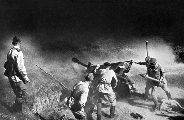 جنگ بزرگ میهنی 1941-1945 آزادسازی قفقاز شمالی از دست نیروهای نازی. &quot;آتش به سوی دشمن&quot;. تابستان 1943. - اسپوتنیک ایران  