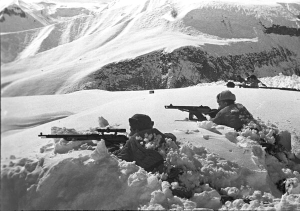 جنگ بزرگ میهنی. 1941-1945 نبرد برای قفقاز. 25 ژوئیه 1942 - 9 اکتبر 1943. سربازان لشکر تفنگ داران کوهستانی در حال دفاع از یکی از گردنه های قفقاز، دسامبر 1942. - اسپوتنیک ایران  