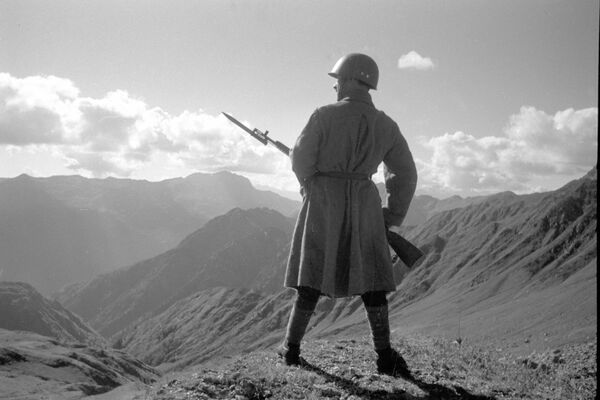 جنگ بزرگ میهنی 1941-1945 &quot;گذرگاه قفقاز گرفته شد!&quot; دفاع از قفقاز در یک خط مقدم گسترده - از نووروسیسک تا موزدوک جریان داشت. در این منطقه، طی نبردهای دفاعی خونین و طاقت فرسا، پیشروی نیروهای آلمانی متوقف شد. - اسپوتنیک ایران  