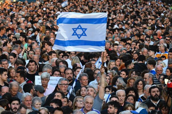 یک تظاهرکننده پرچم اسرائیل را در جریان تظاهرات حمایت از مردم اسرائیل در بوینس آیرس به نمایش گذاشت. - اسپوتنیک ایران  
