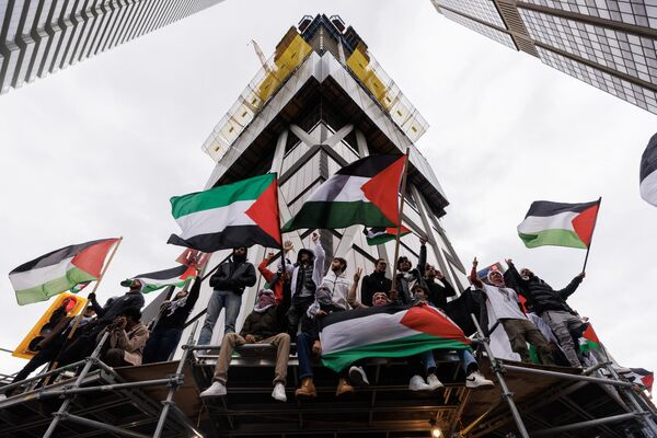 معترضان در جریان تظاهرات طرفداران فلسطینی در تورنتوی کانادا. - اسپوتنیک ایران  