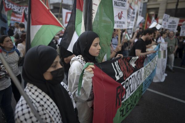 تجمع طرفداران فلسطین در نزدیکی سفارت اسرائیل در بوینس آیرس. - اسپوتنیک ایران  