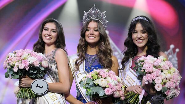 برندگان مسابقه ملکه زیبایی روسیه 2023 در سالن کنسرت دهکده لوکس بارویخا - اسپوتنیک ایران  