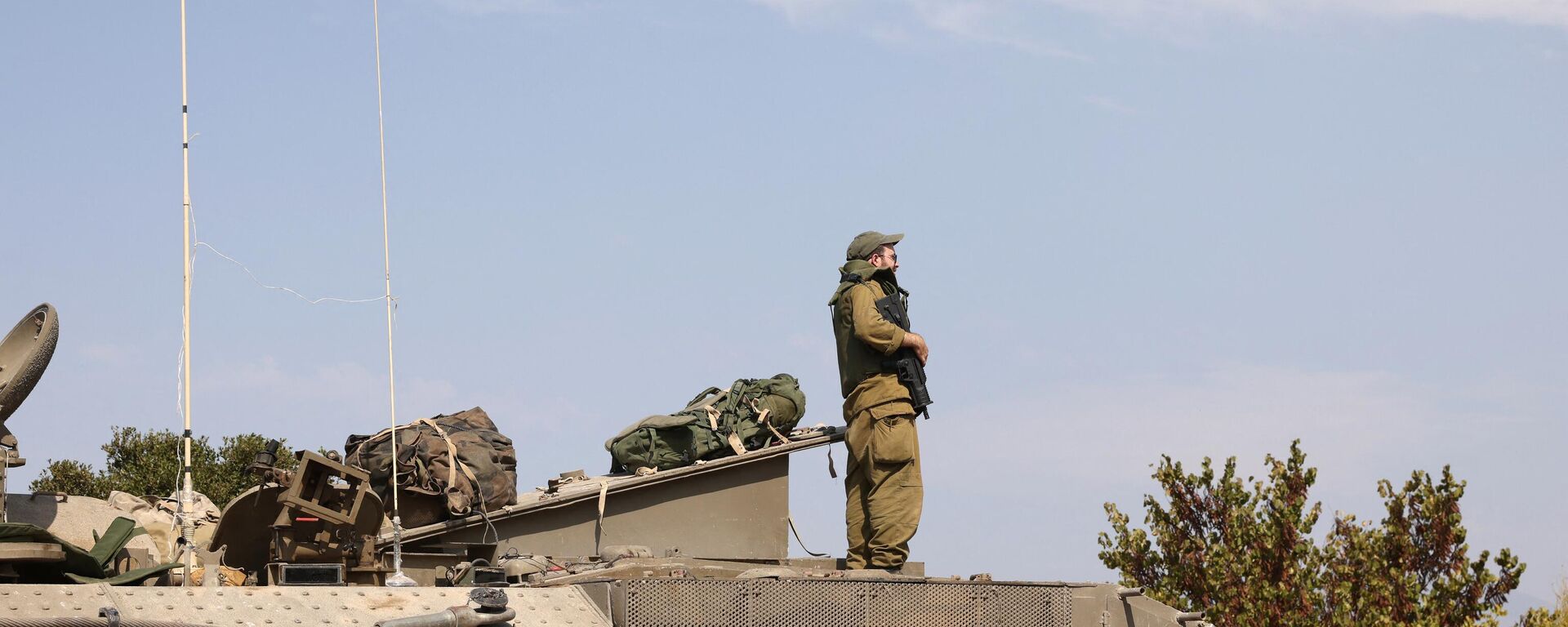 Израильские солдаты занимают позиции на севере Израиля недалеко от границы с Ливаном, 9 октября 2023 - اسپوتنیک ایران  , 1920, 10.10.2023
