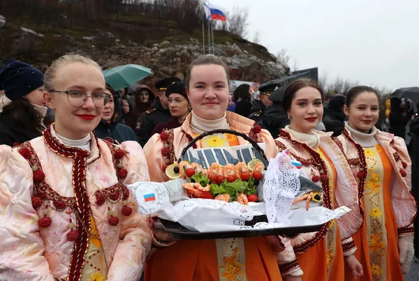 Традиционный жареный поросенок на встрече кораблей Северного флота в порту Североморска Традиционный жареный поросенок на встрече кораблей Северного флота в порту Североморска