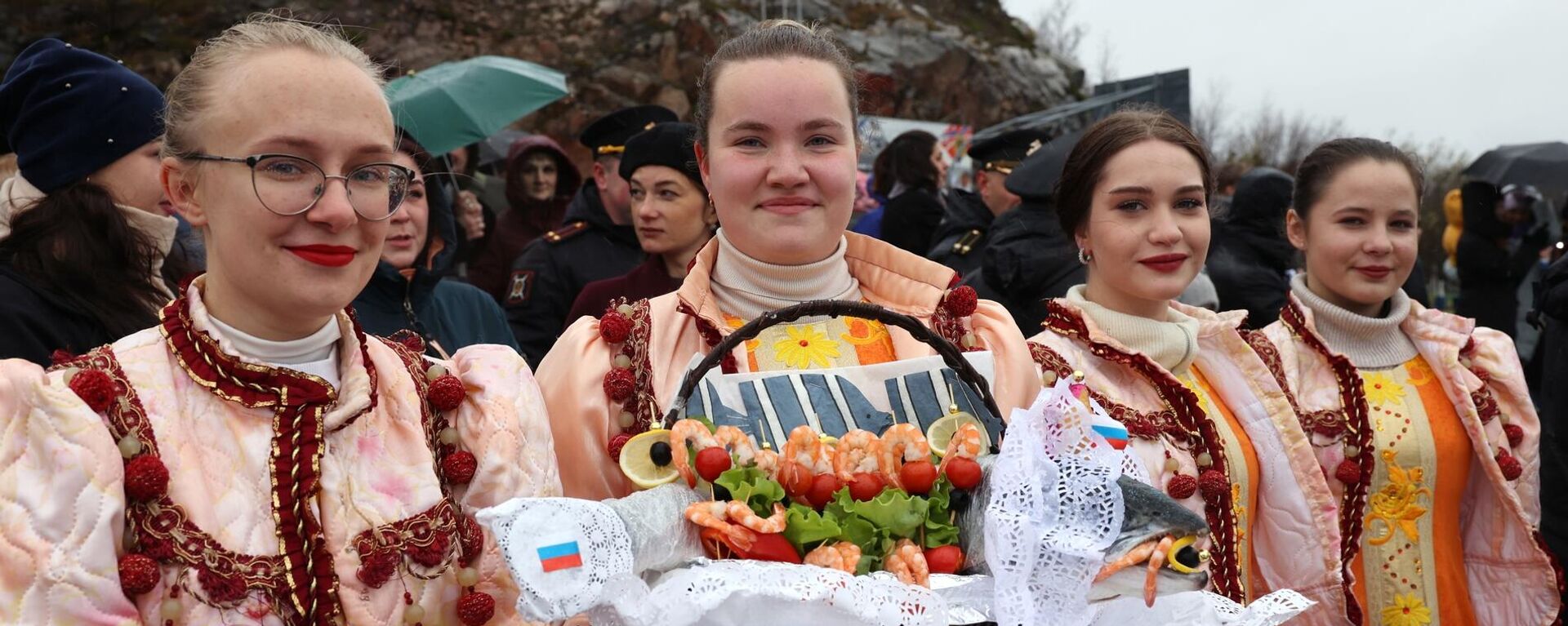 دختران روس با خوراک خوک بریان شده سنتی در مراسم استقبال از کشتی های ناوگان شمالی نیروی دریایی روسیه  در بندر سورومورسک - اسپوتنیک ایران  , 1920, 13.10.2023