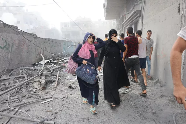فرار زنان فلسطینی پس از حمله اسرائیل به شهر رفح در جنوب نوار غزه، 12 اکتبر 2023. هزاران نفر از اسرائیلی و فلسطینی از 7 اکتبر تاکنون کشته شده اند. شبه نظامیان فلسطینی عضو حماس در این روز طی از نوار غزه یک حمله غافلگیرانه وارد اسرائیل شدند و اسرائیل در 8 اکتبر حماس اعلان جنگ کرد. فرار زنان فلسطینی پس از حمله اسرائیل به شهر رفح در جنوب نوار غزه، 12 اکتبر 2023. هزاران نفر از اسرائیلی و فلسطینی از 7 اکتبر تاکنون کشته شده اند. شبه نظامیان فلسطینی عضو حماس در این روز طی از نوار غزه یک حمله غافلگیرانه وارد اسرائیل شدند و اسرائیل در 8 اکتبر حماس اعلان جنگ کرد. - اسپوتنیک ایران