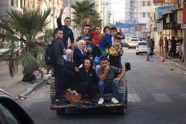 فلسطینیها در حالی که پس از حملات هوایی اسرائیل در 13 اکتبر 2023 به مناطق امنتر در شهر غزه فرار میکنند، علامت V پیروزی را نشان می دهند. اسرائیل خواستار جابجایی فوری 1.1 میلیون نفر در غزه در بحبوحه بمباران گستردهاش در تلافی حملات حماس شده است. سازمان ملل در مورد عواقب "ویرانگر" این کار به اسرائیل هشدار داده است. فلسطینیها در حالی که پس از حملات هوایی اسرائیل در 13 اکتبر 2023 به مناطق امنتر در شهر غزه فرار میکنند، علامت V پیروزی را نشان می دهند. اسرائیل خواستار جابجایی فوری 1.1 میلیون نفر در غزه در بحبوحه بمباران گستردهاش در تلافی حملات حماس شده است. سازمان ملل در مورد عواقب "ویرانگر" این کار به اسرائیل هشدار داده است. - اسپوتنیک ایران