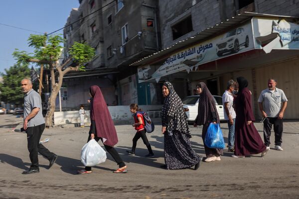 پس از حملات هوایی اسرائیل در 13 اکتبر 2023، فلسطینی هایی با  وسایل خود را حمل می کردند به مناطق امن در شهر غزه  می روند.اسرائیل خواستار جابجایی فوری 1.1 میلیون نفر در غزه در بحبوحه بمباران گسترده‌اش در تلافی حملات حماس شده است.  سازمان ملل در مورد عواقب &quot;ویرانگر&quot; این کار به اسرائیل هشدار داده است. - اسپوتنیک ایران  