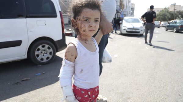 کودک زخمی  پس از حملات اسرائیل به غزه - اسپوتنیک ایران  