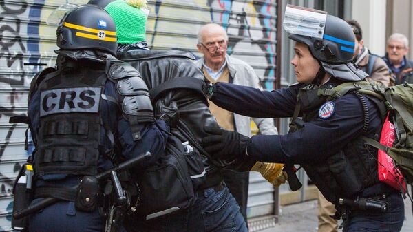 Сотрудники полиции задерживают участника акции протеста движения автомобилистов желтые жилеты в Париже - اسپوتنیک ایران  
