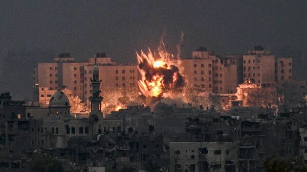 Взрыв во время израильской бомбардировки на севере сектора Газа - اسپوتنیک ایران  