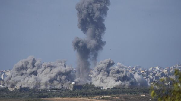 Поднимающийся дым после израильского авиаудара по сектору Газа, наблюдаемый с юга Израиля - اسپوتنیک ایران  