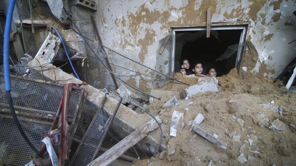 Палестинские дети выглядывают из-под руин разрушенного здания в результате израильских авиаударов в Рафахе, сектор Газа - اسپوتنیک ایران  