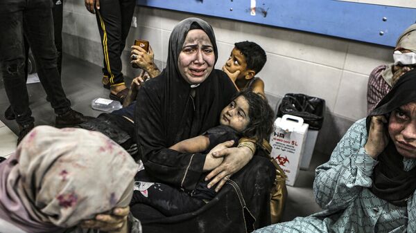 زخمی شدگان در بیمارستان الشفا پس از حمله به بیمارستان الاهلی غزه - اسپوتنیک ایران  
