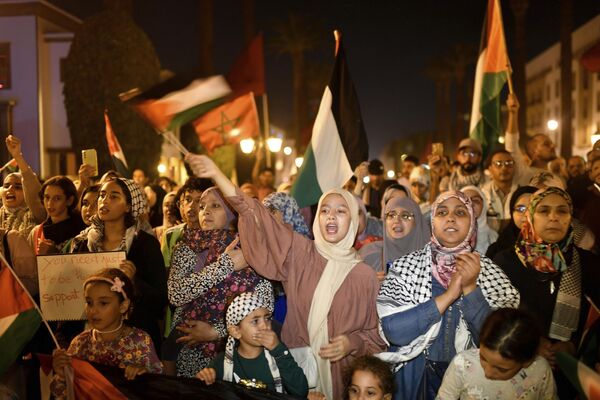 صدها تن از مراکشی ها در شهر رباط در تظاهرات همبستگی با فلسطینی ها ، پس از بمباران بیمارستان الاهلی در غزه در روز سه شنبه 17 اکتبر 2023 شرکت کرده اند. - اسپوتنیک ایران  