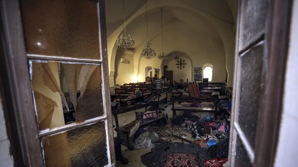 Палестинцы осматривают повреждения в церкви, которую люди использовали в качестве убежища, при больнице аль-Ахли в городе Газа - اسپوتنیک ایران  