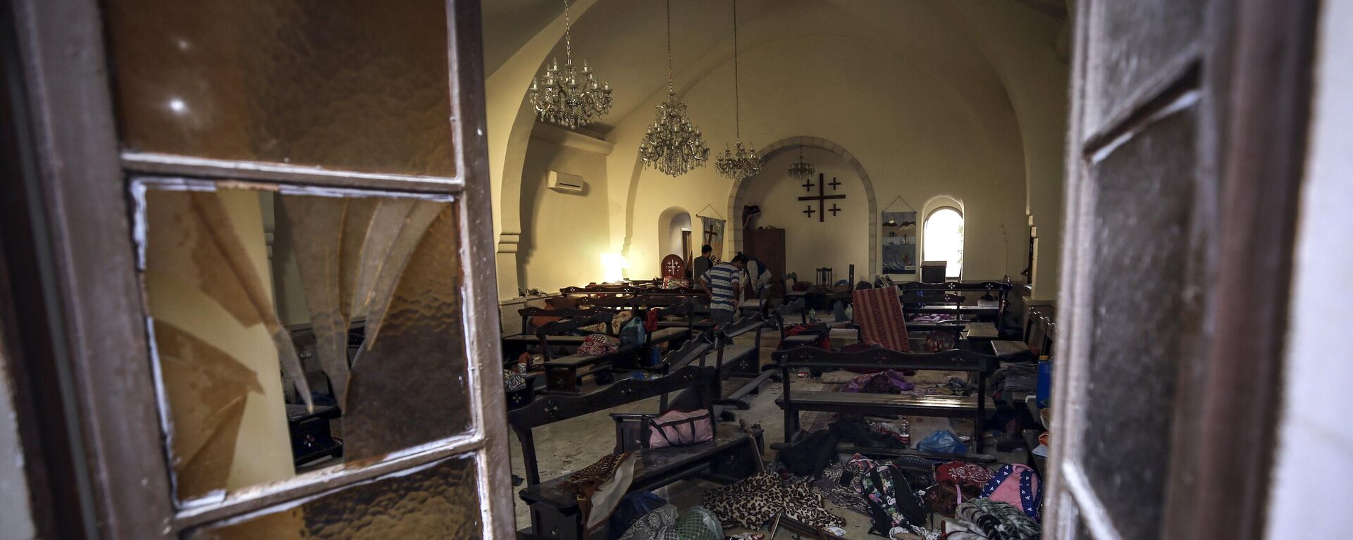 Палестинцы осматривают повреждения в церкви, которую люди использовали в качестве убежища, при больнице аль-Ахли в городе Газа - اسپوتنیک ایران  , 1920, 18.10.2023