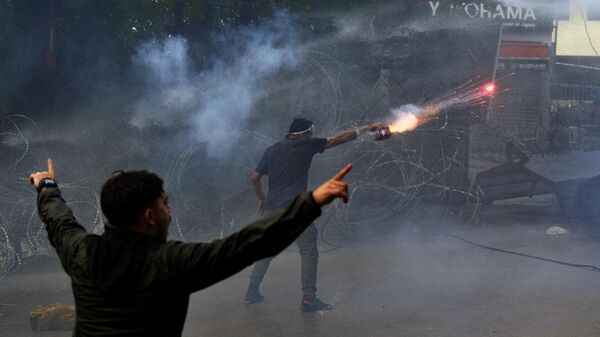 یک معترض در جریان تظاهرات همبستگی با مردم فلسطین در غزه، مقابل سفارت آمریکا در اوقر. - اسپوتنیک ایران  