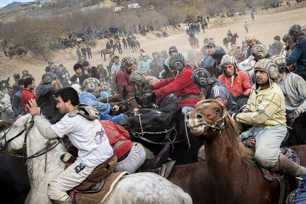  &quot;بزکشی محبوب‌ترین بازی در میان تاجیک‌ها&quot; است. در اوایل نوامبر، یکی از اولین مسابقات بزرگ بزکشی در نزدیکی کارخانه سیمان در حومه شهر دوشنبه برگزار می شود. در این میدان که برای بزکشی ایده آل است، ده ها اسب سوار گرد هم می آیند و امیدوارند یکی از جوایز پولی را ببرند. - اسپوتنیک ایران  