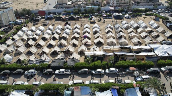 Вид на лагерь для беженцев, перемещенных в результате израильской бомбардировки сектора Газа, в Хан-Юнисе  - اسپوتنیک ایران  