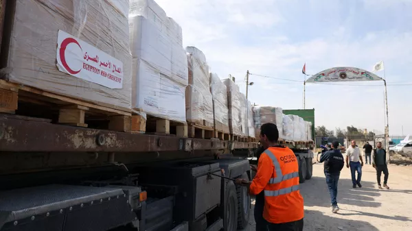 Грузовики с гуманитарной помощью, въехавшие в сектор Газа из Египта через КПП Рафах Грузовики с гуманитарной помощью, въехавшие в сектор Газа из Египта через КПП Рафах - اسپوتنیک ایران