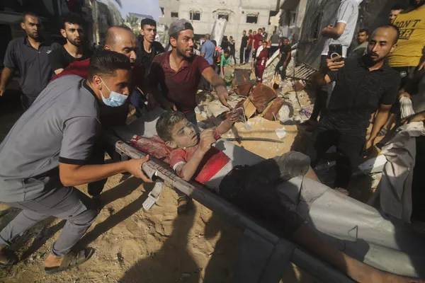فلسطینی ها پس از حمله اسرائیل به خانه خانواده ضروب در رفح، نوار غزه، سه شنبه، 24 اکتبر 2023، پسری را از زیر آوارها بیرون می کشند. فلسطینی ها پس از حمله اسرائیل به خانه خانواده ضروب در رفح، نوار غزه، سه شنبه، 24 اکتبر 2023، پسری را از زیر آوارها بیرون می کشند. - اسپوتنیک ایران