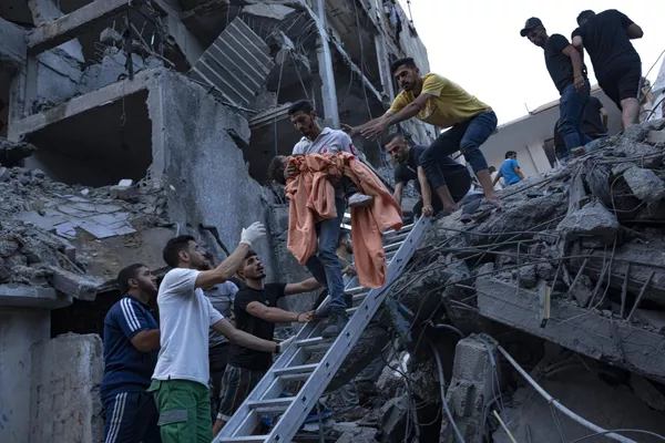 فلسطینی ها یک دختر جوان را در بین آوارهای یک ساختمان مسکونی ویران شده در پی حمله هوایی اسرائیل در روز سه شنبه، 10 اکتبر2023 نجات می دهند. اعضای جنبش حاکم حماس در نوار غزه روز شنبه 7 اکتبر حمله بی سابقه ای را به اسرائیل انجام دادند که در آن بیش از 900 نفر کشته و اسیر شدند. به دنبال آن اسرائیل حملات هوایی تلافی جویانه سنگینی را به این منطقه انجام داد و صدها فلسطینی را به قتل رساند. فلسطینی ها یک دختر جوان را در بین آوارهای یک ساختمان مسکونی ویران شده در پی حمله هوایی اسرائیل در روز سه شنبه، 10 اکتبر2023 نجات می دهند. اعضای جنبش حاکم حماس در نوار غزه روز شنبه 7 اکتبر حمله بی سابقه ای را به اسرائیل انجام دادند که در آن بیش از 900 نفر کشته و اسیر شدند. به دنبال آن اسرائیل حملات هوایی تلافی جویانه سنگینی را به این منطقه انجام داد و صدها فلسطینی را به قتل رساند. - اسپوتنیک ایران