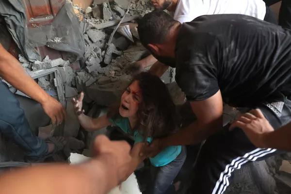 فلسطینیان پس از حمله هوایی اسرائیل به اردوگاه آوارگان رفح در جنوب نوار غزه در 17 اکتبر 2023، دختری را از زیر آوارهای ساختمان نجات می دهند.اعضای جنبش حاکم حماس در نوار غزه روز شنبه 7 اکتبر حمله بی سابقه ای را به اسرائیل انجام دادند که در آن بیش از 900 نفر کشته و اسیر شدند. به دنبال آن اسرائیل حملات هوایی تلافی جویانه سنگینی را به این منطقه انجام داد و صدها فلسطینی را به قتل رساند. فلسطینیان پس از حمله هوایی اسرائیل به اردوگاه آوارگان رفح در جنوب نوار غزه در 17 اکتبر 2023، دختری را از زیر آوارهای ساختمان نجات می دهند.اعضای جنبش حاکم حماس در نوار غزه روز شنبه 7 اکتبر حمله بی سابقه ای را به اسرائیل انجام دادند که در آن بیش از 900 نفر کشته و اسیر شدند. به دنبال آن اسرائیل حملات هوایی تلافی جویانه سنگینی را به این منطقه انجام داد و صدها فلسطینی را به قتل رساند. - اسپوتنیک ایران