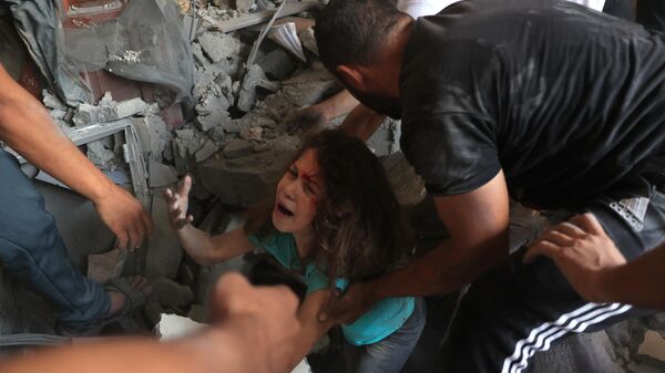 Палестинцы спасают девочку из-под обломков здания после израильского авиаудара по лагерю беженцев Рафах на юге сектора Газа - اسپوتنیک ایران  