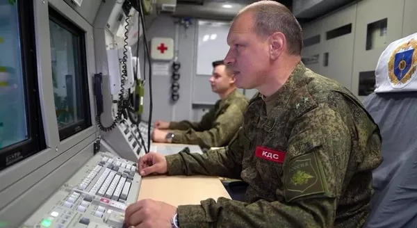 Дежурный расчет во время пуска межконтинентальной баллистической ракеты Ярс Дежурный расчет во время пуска межконтинентальной баллистической ракеты Ярс