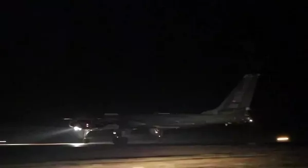 هواپیمای توپولف 95 (Tu-95MS) نیروی هوایی دوربرد قبل از برخاستن برای پرتاب موشک های کروز هواپایه در جریان تمرین نیروهای استراتژیک بازدارنده هسته ای به رهبری ولادیمیر پوتین، رئیس جمهور و فرمانده کل قوای روسیه هواپیمای توپولف 95 (Tu-95MS) نیروی هوایی دوربرد قبل از برخاستن برای پرتاب موشک های کروز هواپایه در جریان تمرین نیروهای استراتژیک بازدارنده هسته ای به رهبری ولادیمیر پوتین، رئیس جمهور و فرمانده کل قوای روسیه - اسپوتنیک ایران