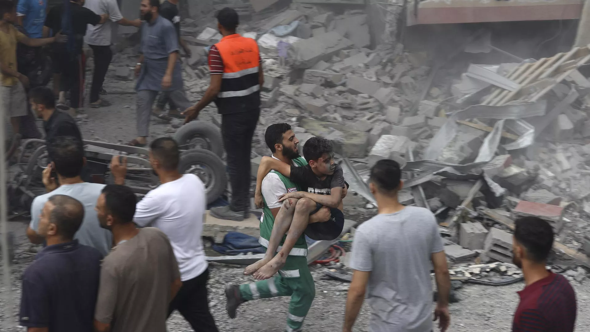 عملية إنقاذ العالقين في ركام المنازل التي قصفها الطيران الحربي الإسرائيلي على قطاع غزة، مدينة غزة 13 أكتوبر 2023. عملية إنقاذ العالقين في ركام المنازل التي قصفها الطيران الحربي الإسرائيلي على قطاع غزة، مدينة غزة 13 أكتوبر 2023. - اسپوتنیک ایران , 1920, 26.10.2023