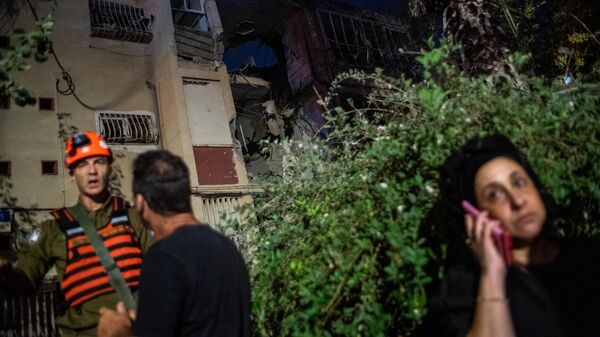 یک ساختمان مسکونی بر اثر شلیک موشک از طرف فلسطینی در شهر ریشون لزیون آسیب دید - اسپوتنیک ایران  