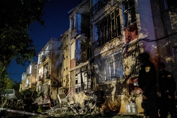 یک ساختمان مسکونی بر اثر شلیک موشک از طرف فلسطین در شهر ریشون لزیون آسیب دید. - اسپوتنیک ایران  