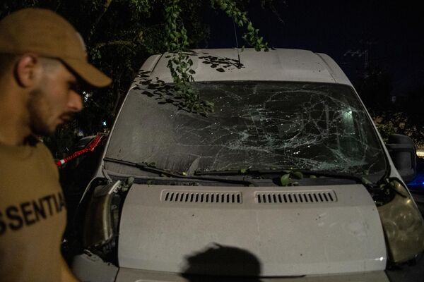 خودرویی که بر اثر شلیک موشک از سوی  فلسطین به سمت شهر ریشون لزیون، آسیب دید. - اسپوتنیک ایران  