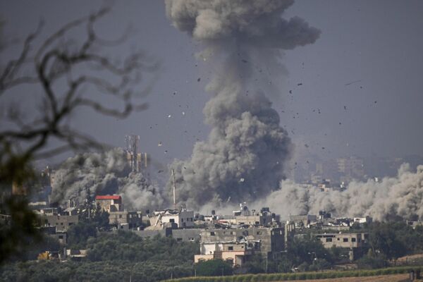 دود حاصل از حمله هوایی اسرائیل به نوار غزه. - اسپوتنیک ایران  