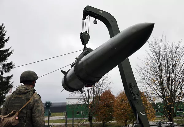 Боевые расчеты армейского корпуса Балтийского флота во время загрузки пусковой установки квазибаллистическими ракетами Боевые расчеты армейского корпуса Балтийского флота во время загрузки пусковой установки квазибаллистическими ракетами
