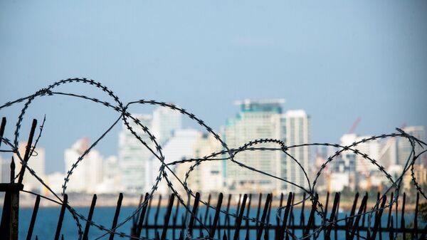 Колючая проволока на заборе у набережной в районе Яффо в Тель-Авиве - اسپوتنیک ایران  