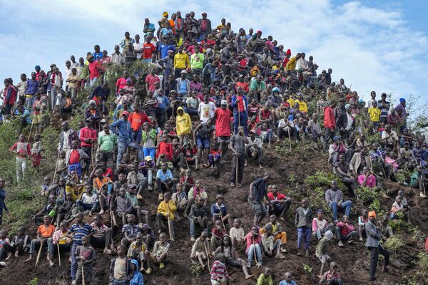 جمعیتی از تماشاگران یک گاوبازی را در کاباراس، شهر کاکامگا کنیا تماشا می کنند. - اسپوتنیک ایران  