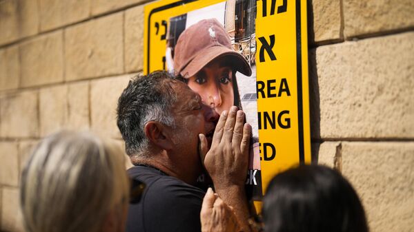 Эли Албаг плачет у фотографии своей дочери Лири во время акции протеста с требованием освободить израильтян, которые были похищены во время нападения ХАМАСа на прошлой неделе в Тель-Авиве, Израиль - اسپوتنیک ایران  