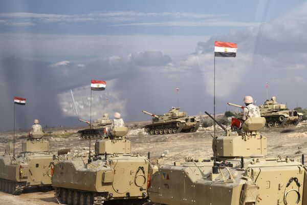 تانک های مصری در نزدیکی گذرگاه مرزی رفح در شمال مصر با غزه در 31 اکتبر 2023. آنها در بحبوحه ادامه نبردها بین اسرائیل و گروه شبه نظامی فلسطینی حماس در اینجا مستقر شدند. - اسپوتنیک ایران  