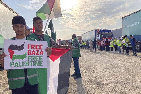 داوطلبان پرچم های فلسطین را در گذرگاه مرزی رفح بین مصر و نوار غزه در رفح، به اهتزاز در می آورند. 31 اکتبر2023. - اسپوتنیک ایران  