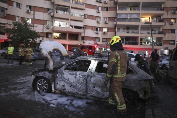 آتش‌نشانان اسرائیلی خسارت وارد شده به خودروها و ساختمان‌های مسکونی را پس از اصابت موشک از نوار غزه به  شهر اشدود، در جنوب اسرائیل، در روز سه‌شنبه، 31 اکتبر 2023 بررسی می‌کنند. - اسپوتنیک ایران  