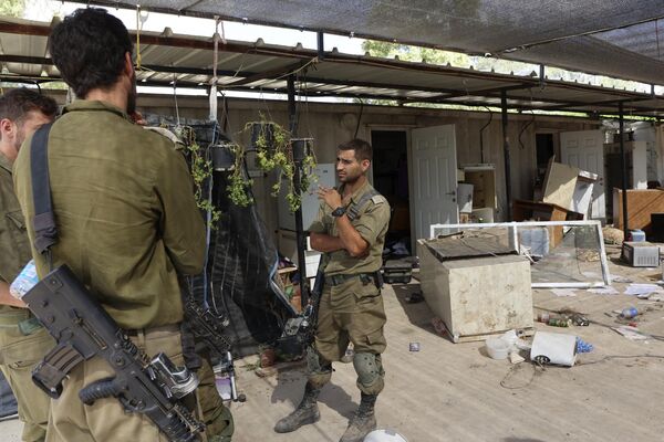 تصویری که در طی یک تور رسانه ای سازماندهی شده توسط ارتش اسرائیل، سربازان را در یک خانه آسیب دیده در کیبوتس نیر اوز، یکی از جوامع اسرائیلی در نزدیکی نوار غزه نشان می دهد که در 7 اکتبر توسط گروه مبارز فلسطینی حماس در 31 اکتبر 2023 مورد حمله قرار گرفت. هزاران غیرنظامی فلسطینی و اسرائیلی، از 7 اکتبر 2023، پس از اینکه شبه نظامیان فلسطینی حماس مستقر در نوار غزه در حمله بی سابقه ای وارد جنوب اسرائیل شدند و به دنبال آن جنگی را که توسط اسرائیل علیه حماس با بمباران تلافی جویانه در غزه اعلام شد، جان خود را از دست دادند. - اسپوتنیک ایران  