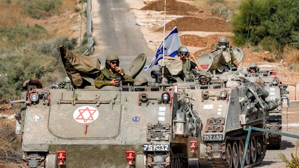 Машины израильской армии движутся по дороге возле северного города Кирьят-Шмона недалеко от границы с Ливаном - اسپوتنیک ایران  