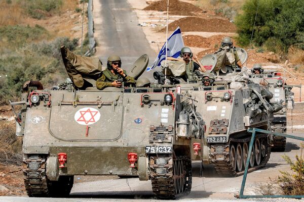 در 31 اکتبر 2023، در بحبوحه افزایش تنش‌های مرزی بین حزب‌الله و اسرائیل در حالی که درگیری‌ها در جنوب با شبه‌نظامیان حماس در نوار غزه ادامه دارد، خودروهای پزشکی ردیابی ارتش اسرائیل در امتداد جاده‌ای در نزدیکی شهر شمالی کریات شمعنا نزدیک مرز با لبنان حرکت می‌کنند. - اسپوتنیک ایران  