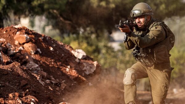 Военнослжащий израильской армии во время учений на позиции в верхней части Галилеи на севере Израиля, недалеко от границы с Ливаном - اسپوتنیک ایران  